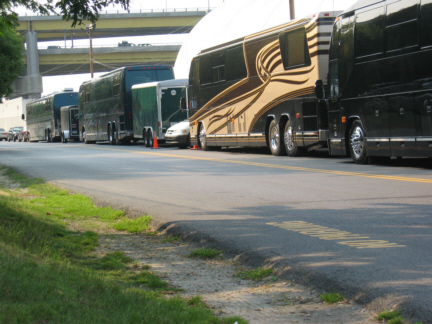 all the tour buses (left to right)
<br />3DD, OLP, Seether, and Shinedown