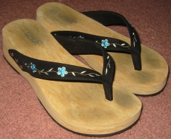 flip_flops_black_floral.jpg