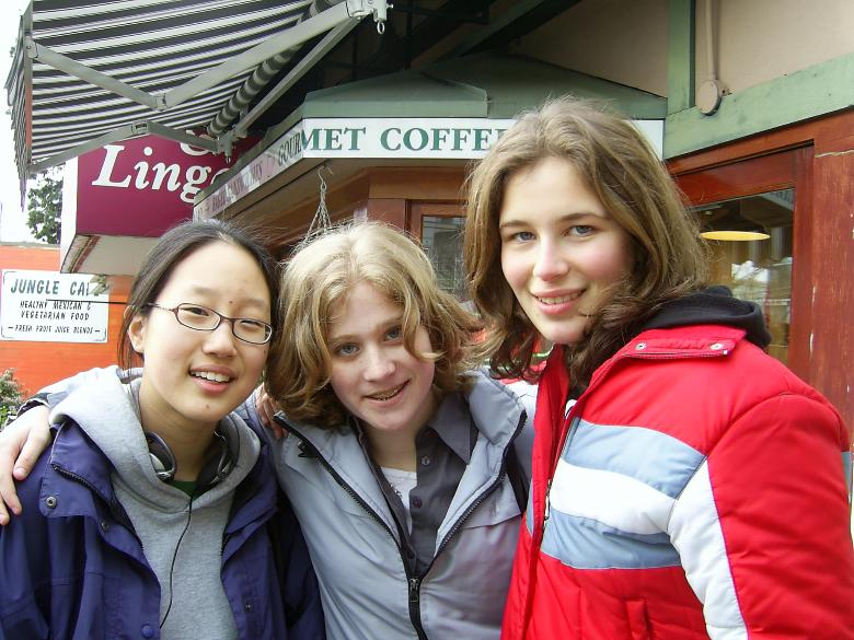 me_lara_anna.JPG